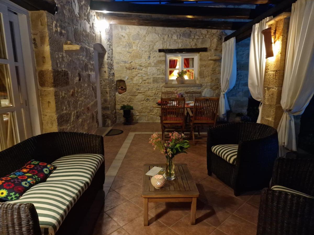 Rock House's Melody Villa Platanés